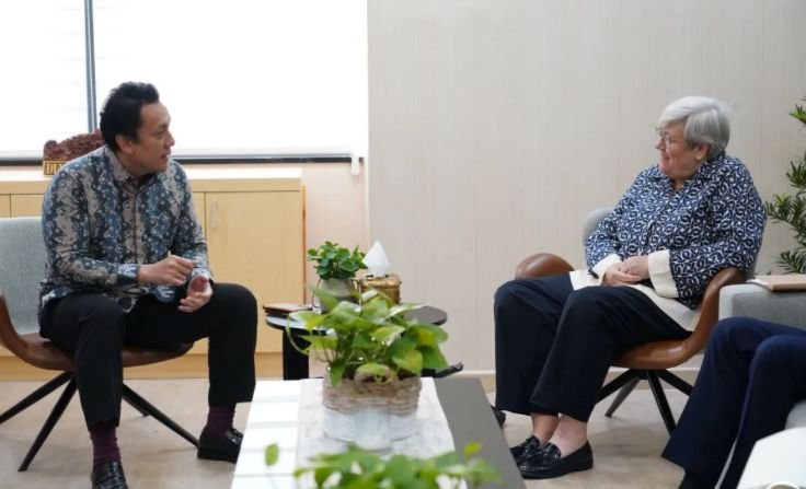 Rachel Kyte, Utusan Khusus Inggris untuk Iklim (kanan), berbincang dengan Wakil Menteri Lingkungan Hidup Diaz Hendropriyono (kiri) saat kunjungan di Jakarta, Kamis (8/5/2024). Sumber: Antara.