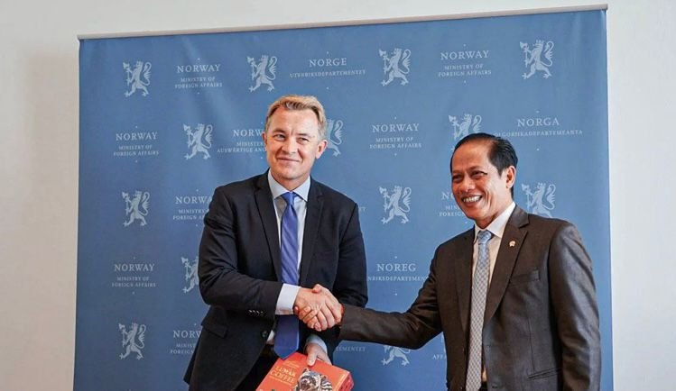 Mentri LH Hanif Faisol Nurofiq saat kunjungan ke Oslo, Norwegia. Sumber : Antaranews.com