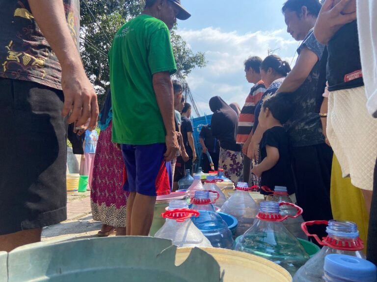 Pipa Air Jebol, Warga Sindangsari Antre Air Bersih